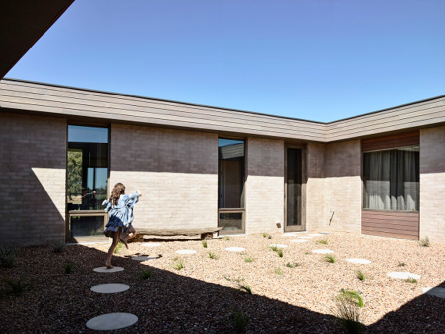 Rob-Kennon-Goulburn-Valley-House-Hunting-for-George-RKA_TATURA021-580x435